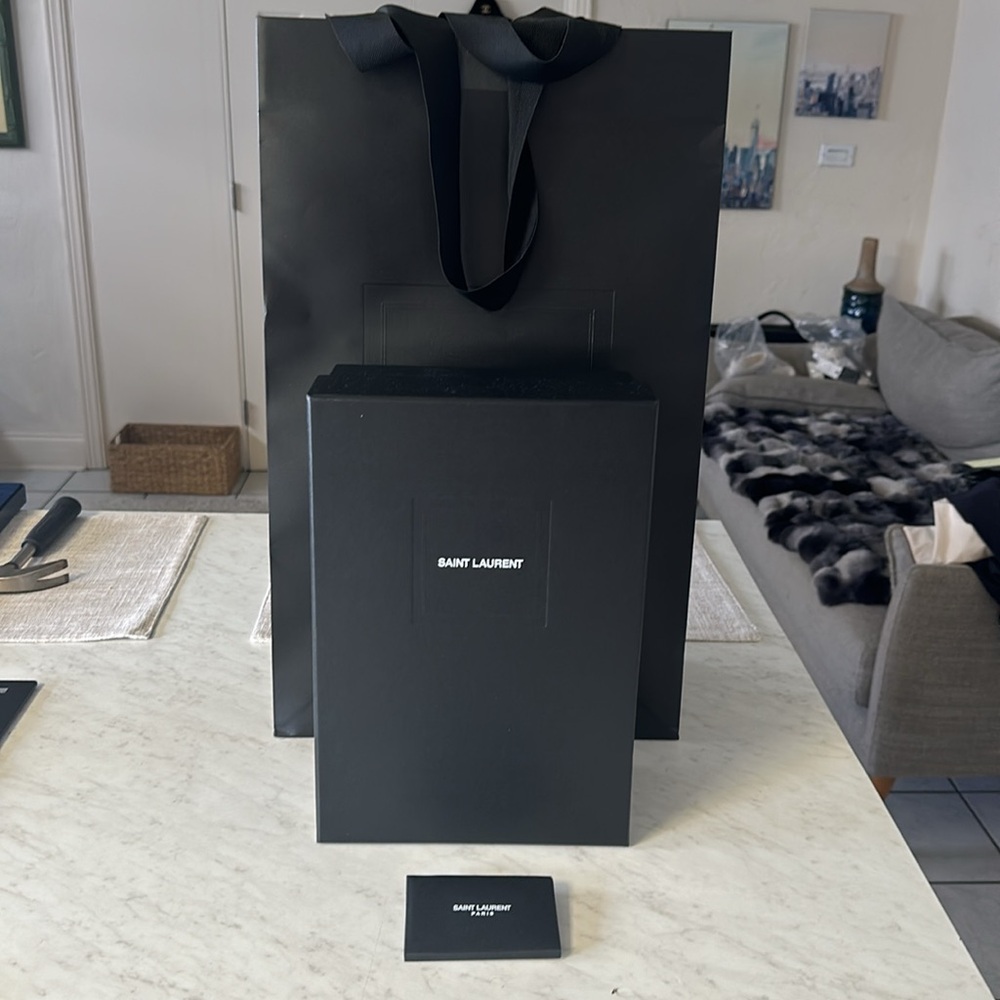 ✨✨Luxury Designer Bags and Boxes for Sale!
Saint Laurent, show box + bag ✨✨ - Picture 5 of 14